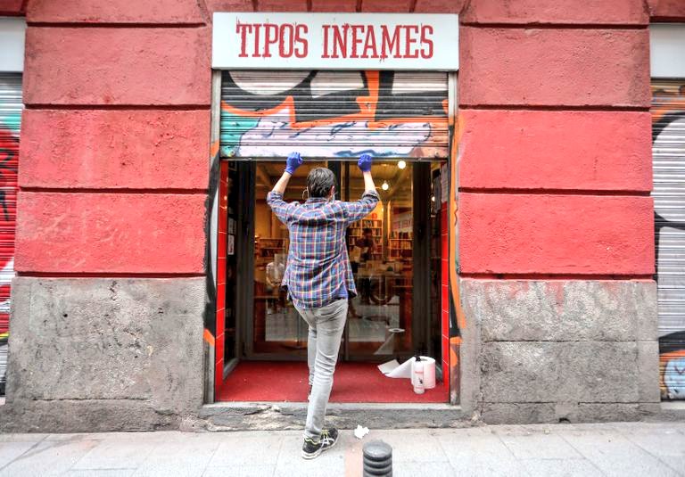 tiposinfames's tweet photo. Ayer @PeioHR pasó la mañana con nosotros, hoy dedica su artículo en el @elpais_cultura a la reapertura de las librerías. ⬇️📚📚

https://t.co/axptHVUgZS https://t.co/oVXNVblzLI