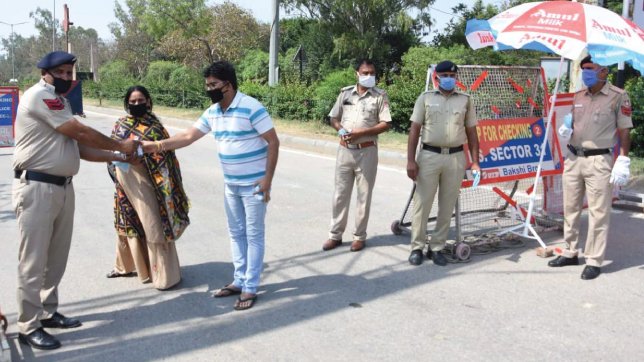 itvfoundation's tweet photo. iTV foundation in Chandigarh in association with Sanjay Chaubey, chairman of Shivanand Chaubey Memorial Charitable Trust and Saroj Chaubey, secretary of the institution, distributed masks and sanitizers to the police personnel.

@Inkhabar @NewsX 

#iTVFoundation #CoronaWarriors https://t.co/miHJAR71zd