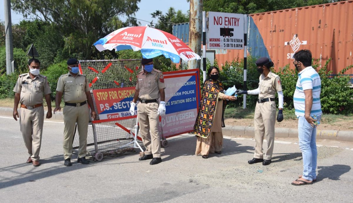 itvfoundation's tweet photo. iTV foundation in Chandigarh in association with Sanjay Chaubey, chairman of Shivanand Chaubey Memorial Charitable Trust and Saroj Chaubey, secretary of the institution, distributed masks and sanitizers to the police personnel.

@Inkhabar @NewsX 

#iTVFoundation #CoronaWarriors https://t.co/miHJAR71zd