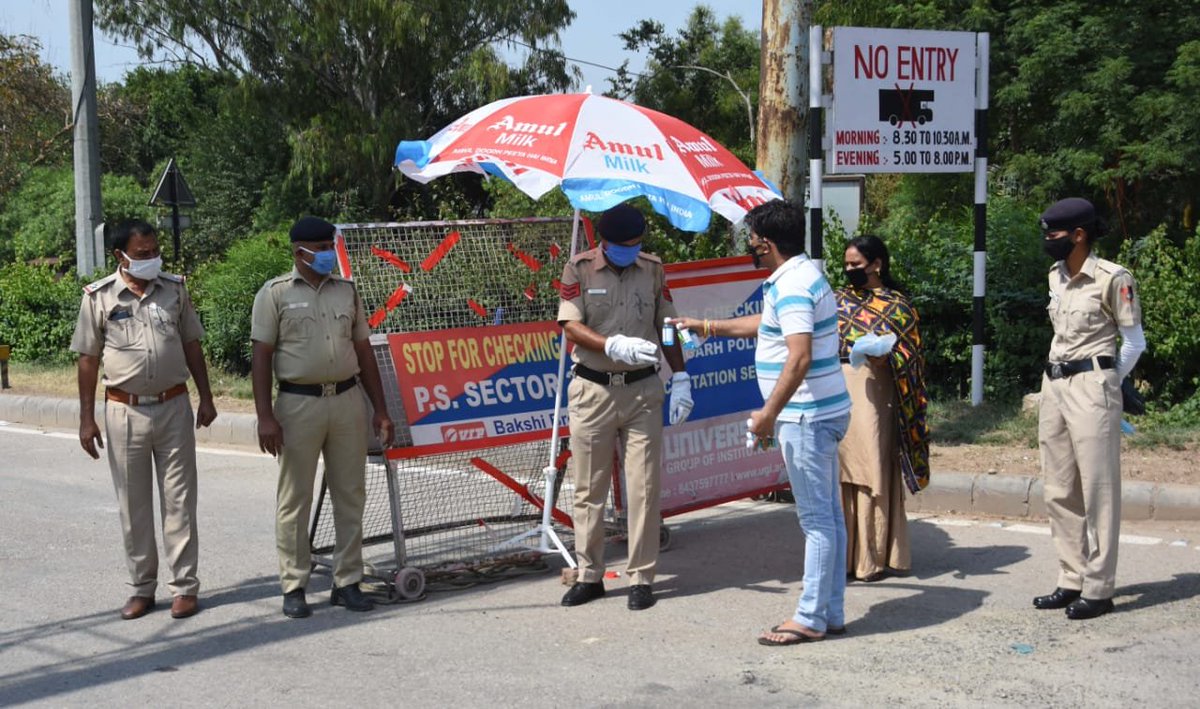 itvfoundation's tweet photo. iTV foundation in Chandigarh in association with Sanjay Chaubey, chairman of Shivanand Chaubey Memorial Charitable Trust and Saroj Chaubey, secretary of the institution, distributed masks and sanitizers to the police personnel.

@Inkhabar @NewsX 

#iTVFoundation #CoronaWarriors https://t.co/miHJAR71zd
