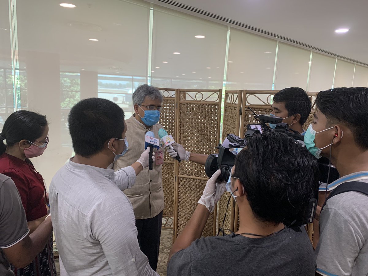 IndiainMyanmar's tweet photo. 🇮🇳 India Myanmar 🇲🇲 
|| Together We Fight 
Against #COVID19 || 
On behalf of the Government of India @AmbSaurabhKumar handed over medical equipment, medicines, and other supplies to the Ministry of Health and Sports at Yangon Airport to support Myanmar’s Healthcare System. https://t.co/K2dMyZZ5ka