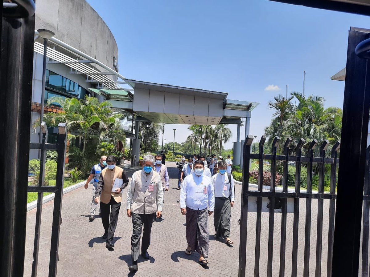 IndiainMyanmar's tweet photo. 🇮🇳 India Myanmar 🇲🇲 
|| Together We Fight 
Against #COVID19 || 
On behalf of the Government of India @AmbSaurabhKumar handed over medical equipment, medicines, and other supplies to the Ministry of Health and Sports at Yangon Airport to support Myanmar’s Healthcare System. https://t.co/K2dMyZZ5ka