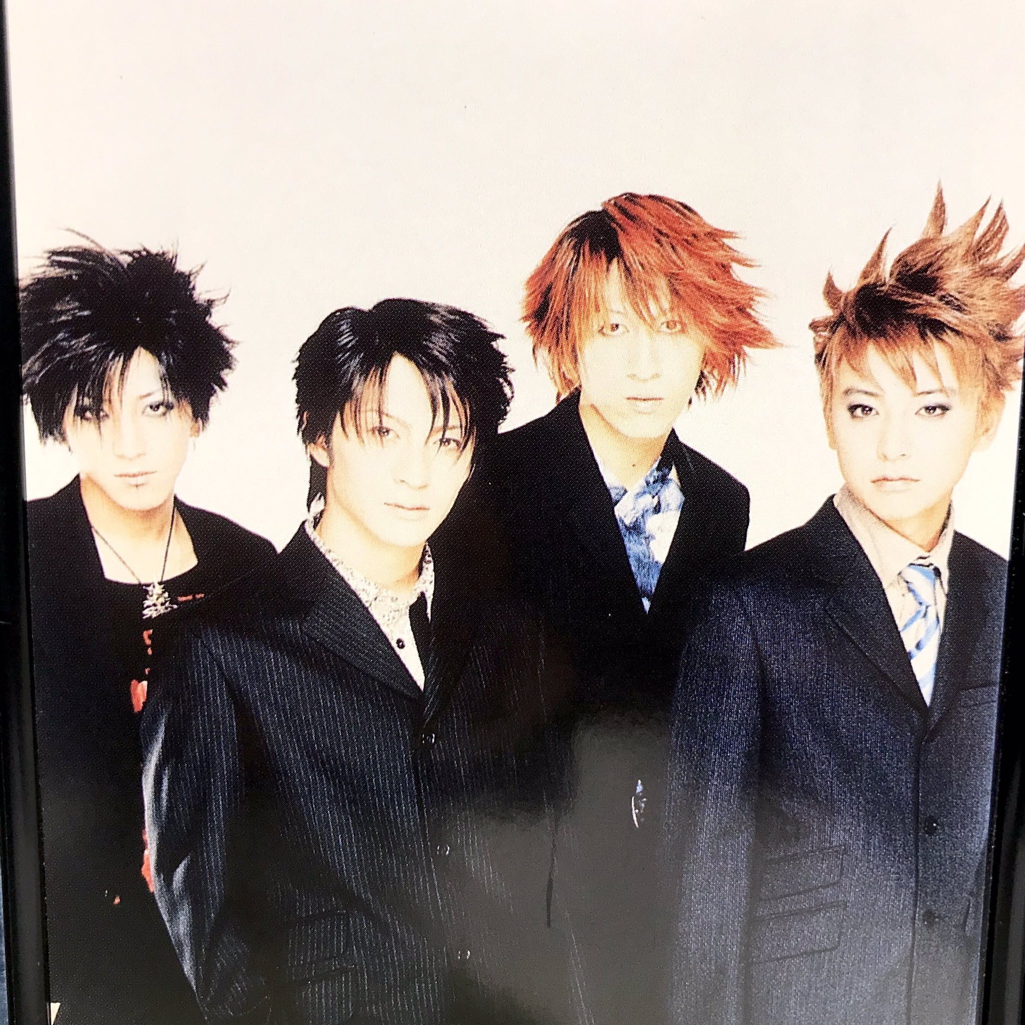奇声を発して暴れる坊や 奇声の入荷 Glay のオルゴール付き置き時計が入荷しました メンバーのアー写が眩しいフォトフレームに Howeverのオルゴール 高級感漂うブルーストーンのフレームと もう Glayを堪能し尽くせます ただし 時計はヒビ割れては