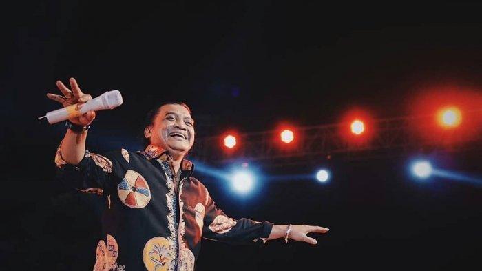ester_nadila's tweet photo. Semoga tenang god father of broken heart 😭😭😭 
Jadi broken heart beneran aku :(
#SobatAmbyarBerduka #ripdidikempot #didikempot #sobatambyar #SobatAmbyarBerduka #RIP #selamatjalan #didikempotmeninggal #JawaTimur #Indonesia #FFF https://t.co/xRj87X7mwD