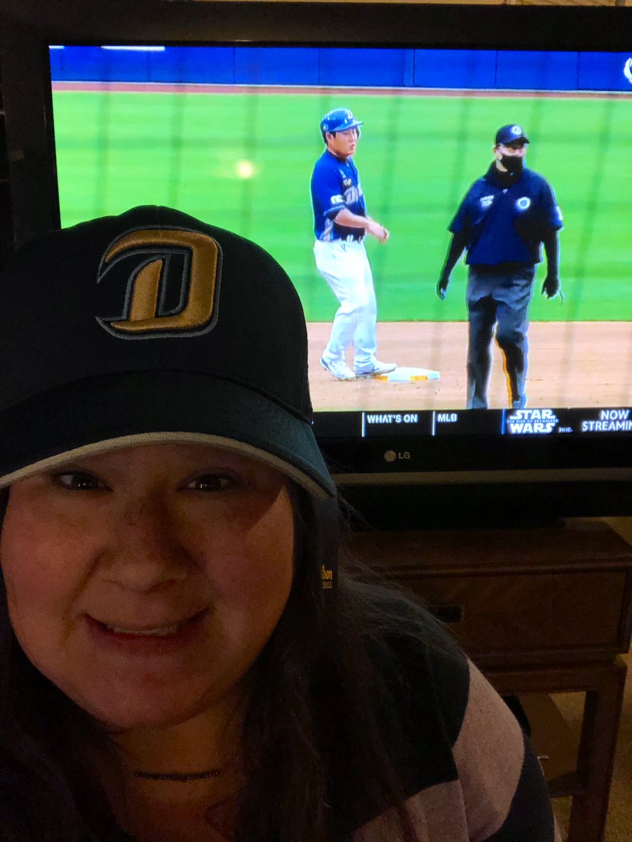 Faynesamantha's tweet photo. Live sports is back baby! Proud to wear my @NCdinos_fan hat, bringing back memories from our @USFSportMgt #C33 Korea trip. #KBO #ncdinos #awkwardphoto #Ihateselfies #ImissChoi https://t.co/qv6TziMQrq