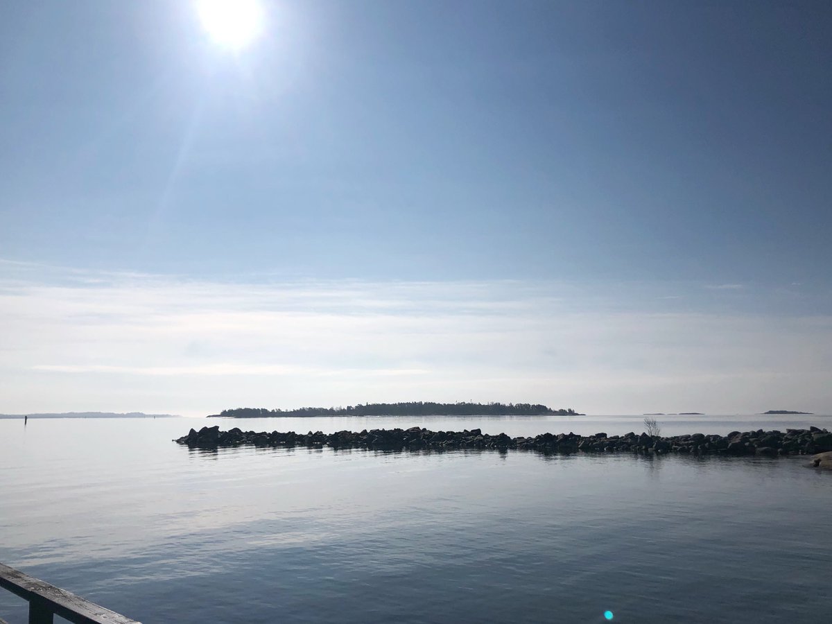 riinalaaksonen's tweet photo. Good morning! 🌞
Merivesi jo +5 astetta ja uimalenkin pituus kasvaa. 😊💦🏊♀️
#huomenta #uusipäivä #aurinko #kevät #meri #talviuinti #luonto #maisema #helsinki #finland #peaceful #mirning #bliss https://t.co/A2fWaTO56U