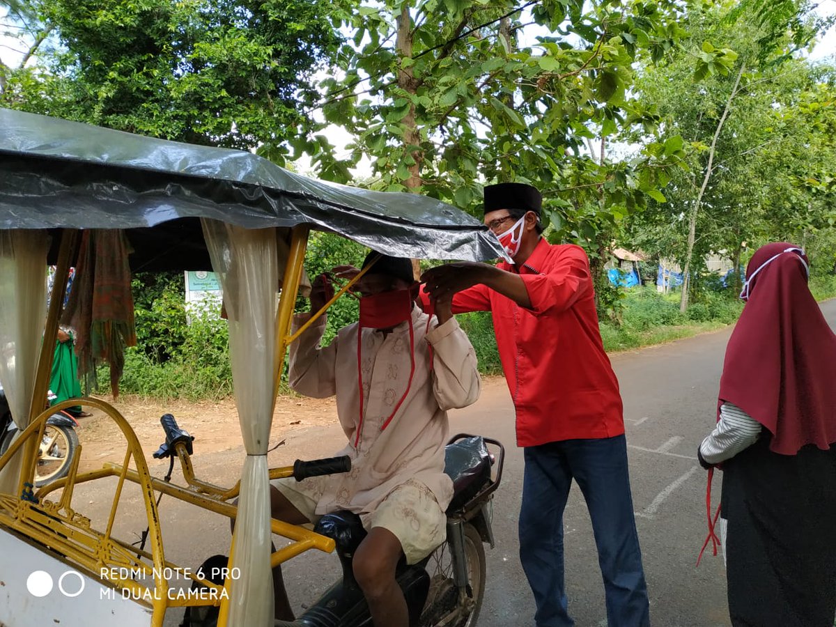 PDIP_sumenep's tweet photo. PDI Perjuangan Sumenep terus bergerak melawan Corona , Pembagian masker untuk pengendara jalan  raya di desa Taman Sare , Kec. Dungkek 
 #BergerakLawanCorona #Sumenep #pdiperjuangan @GesuriID @MahesaTiwi @Fsilolongan @diahbelia  @MasCEPUK   @PDI_Perjuangan https://t.co/v5YgwcPRsA