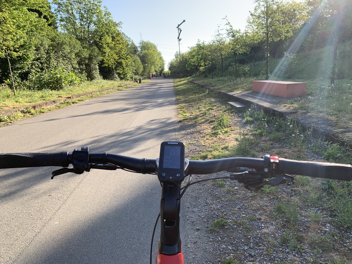 Was für ein Tagesanfang: Bei einem solchen Weg zur Arbeit steige ich doch gern aufs Rad und verzichte auf den Stau. Danke <a href="/Essen_Ruhr/">Stadt Essen</a> für die immer besser werdende Fahrradinfrastruktur.