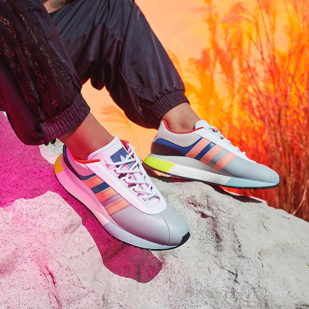 adidas ikonik SL siluetini yeni renk yollarında güncelledi. #adidasSL #adidas

#EtichetSport