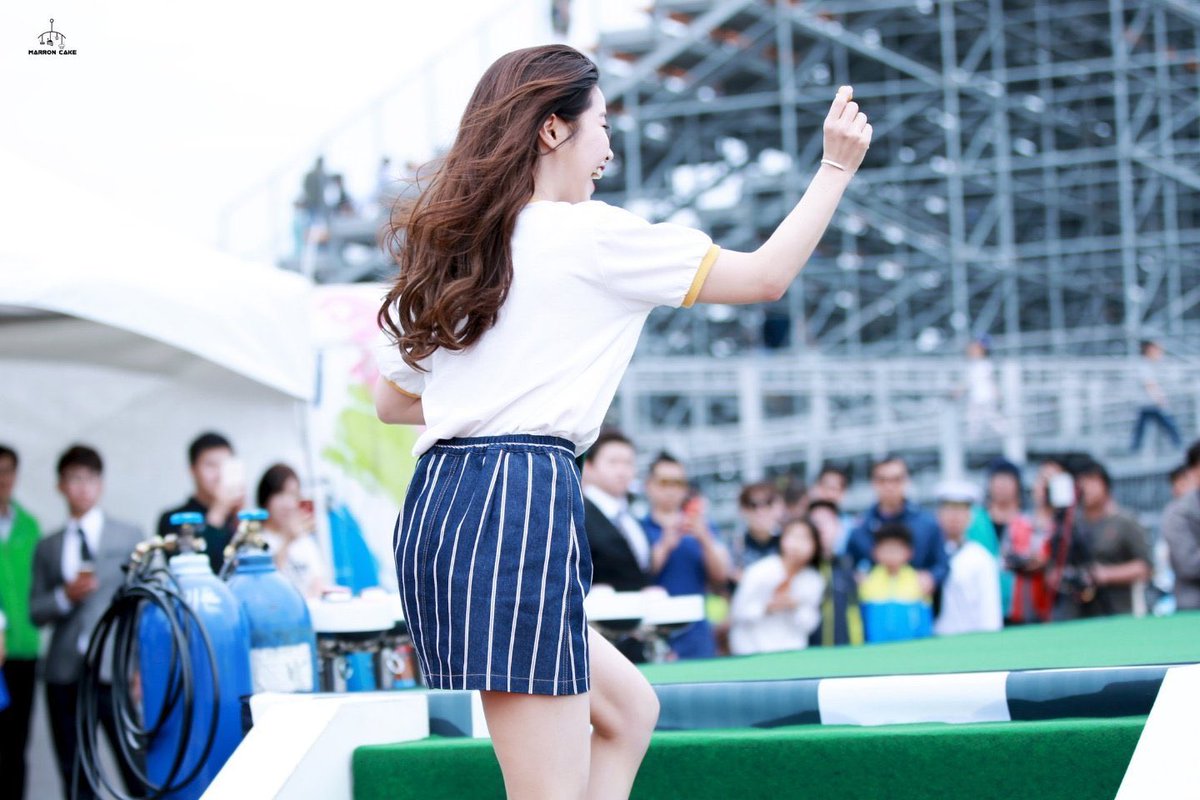 리더 솔라는 4년 전 어린이날 무대를 하다말고 어린이에게 오징어땅콩을 받고 무척 좋아했다.