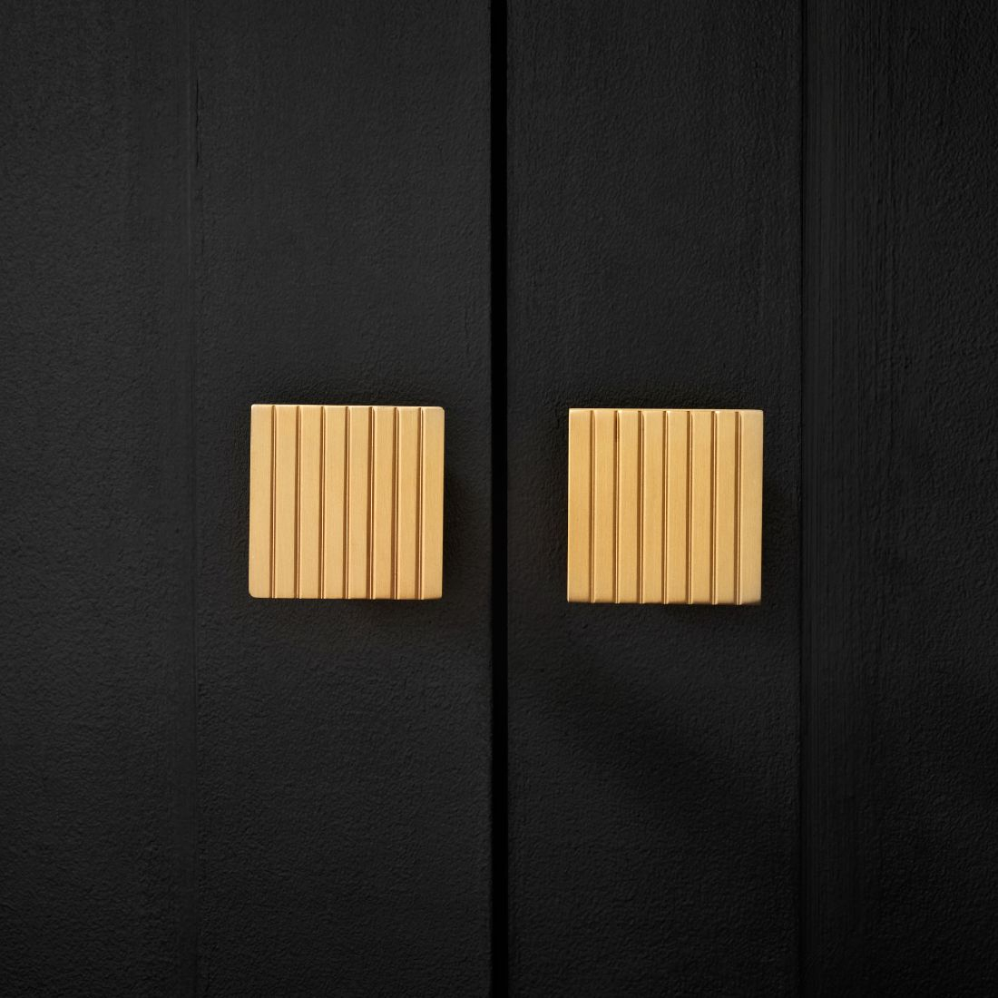 Pushkahome's tweet image. // PRODUCT: square furniture handles / PATTERN: stripe / MATERIAL: solid brass / FINISH: gold //⁠
⁠
⁠
#pushkahome #homeware #goldknobs #brassknobs #brassfurnitureknobs #goldfurnitureknobs #wardrobeknobs #knobs #goldhome #brasshome #diy