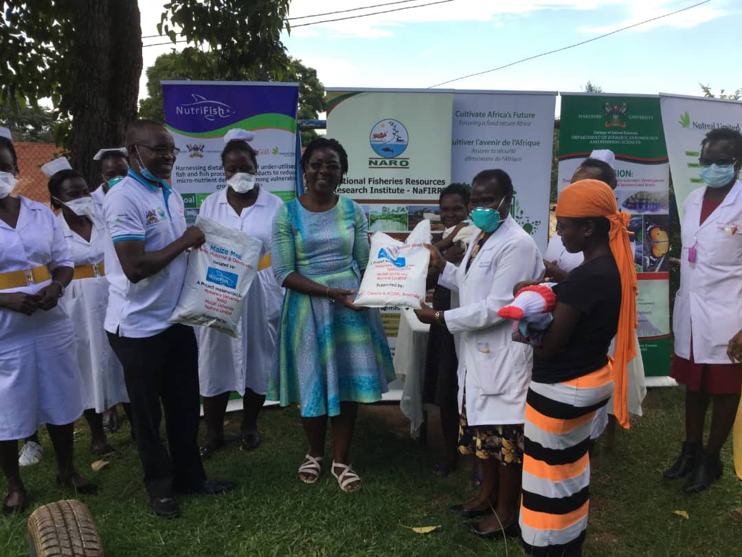 MakCoNAS's tweet photo. #NutriFish delivering donation to the Director, Mwanamugimu Nutrition Rehabilitation Unit at the National referal hospital. Mothers of the admitted malnourished children attended the handover. @Jefitre1 @ACIARAfrica @ZooEntFish @IDRC_ESARO @nafirri @NutrealLimited @unwfo https://t.co/dj2mNm5Gnx