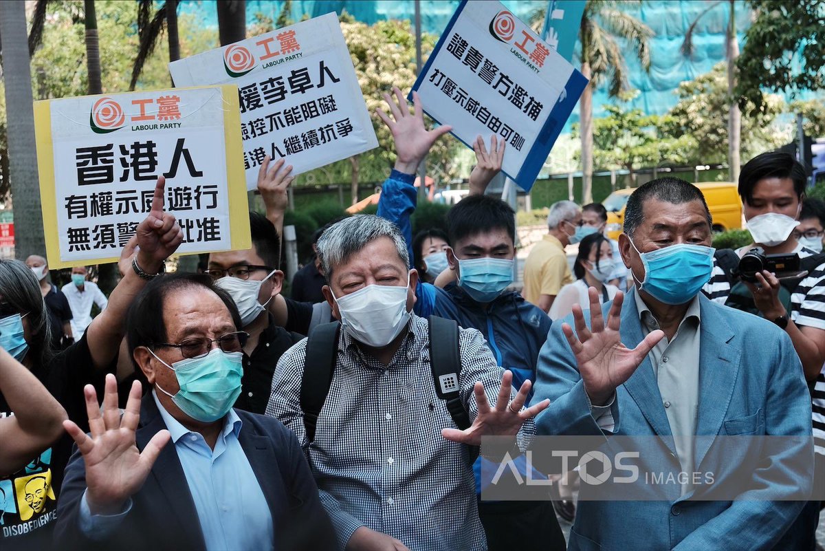 altos_images's tweet photo. Media Tycoon Jimmy Lai, Pan-democracts activist Lee Cheuk-Yan and Yeung Sum showing "five demands not one less" hand sign before entering court for illegal assembly case of August 18th last year on May 5th, 2020 in #HongKong, China #HongKongProtests https://t.co/bhNCltTU1B