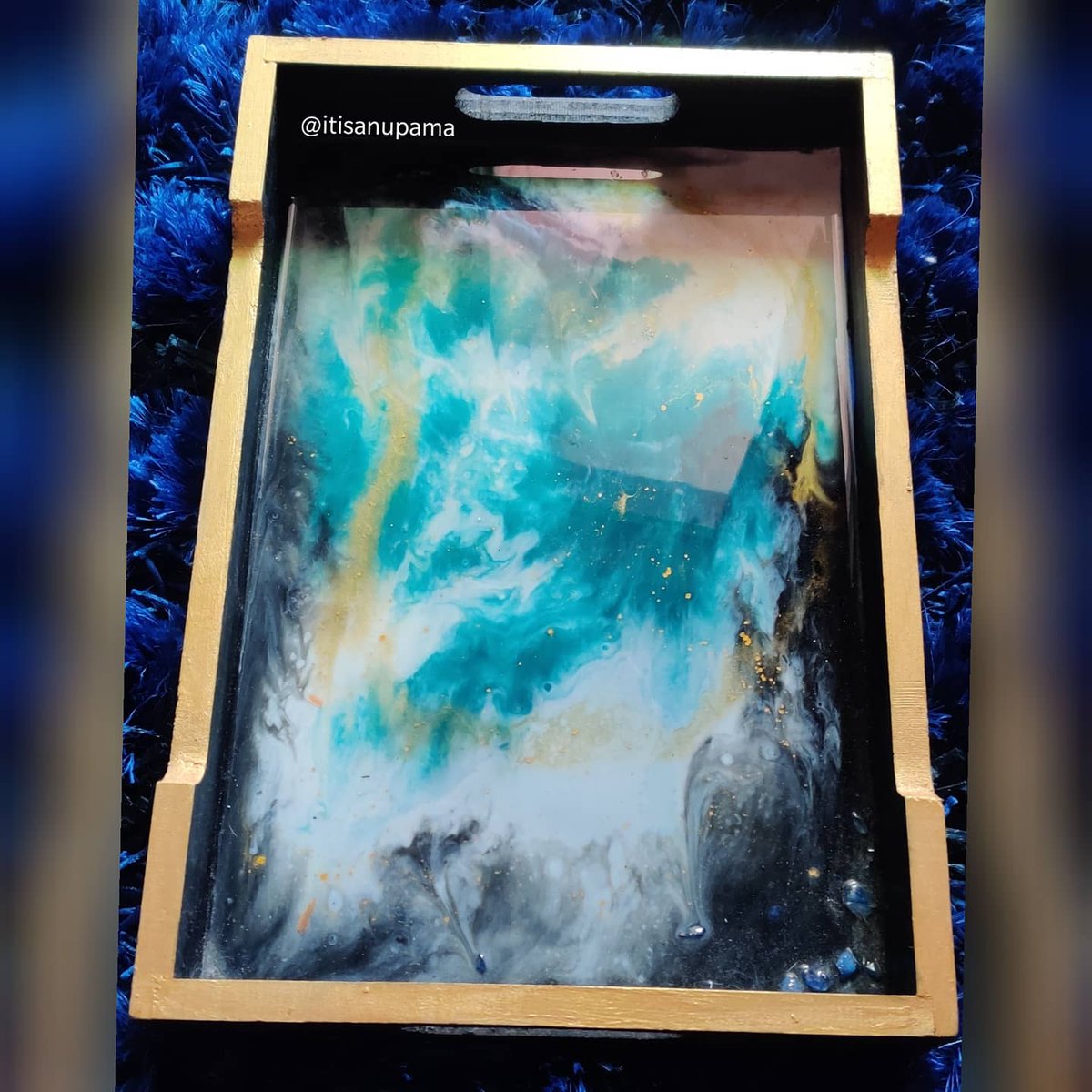 itisanupama's tweet photo. Resin work 
Galaxy themed Tray🌌
#resin #handmade #kitchendecor #tray #galaxy #QuarantineLife #Quarantine #QuarantineActivities #artwork #artist #ArtistOnTwitter #lockdown #activities #India #artistsoninstagram #artists #artistsupportpledge #ArtistVoice #Creative #art #artshare https://t.co/DQ2mrQvAmt