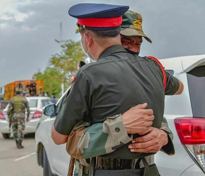 VickGenesloaded's tweet photo. One of those pictures that makes every eye wet.
A Soldier hugging his Commanding Officer while Mortal remains of Braveheart Colonel Ashutosh Sharma arrived in Jaipur ( courtsey Mr Tejinder Sodhi)
*THIS BONDING, LOVE NO B - SCHOOL WILL TEACH YOU* https://t.co/iCQ9MsllCA