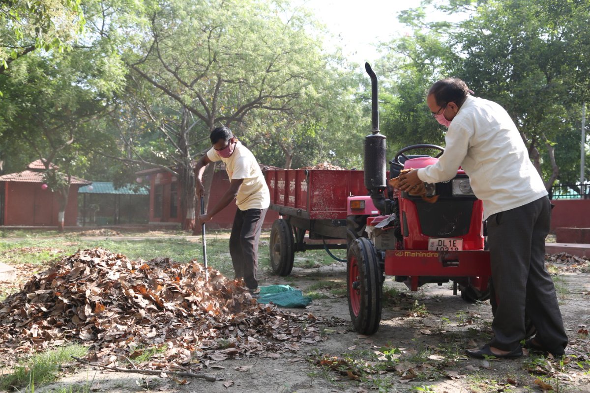 GandhiSmriti_'s tweet photo. Massive #cleanliness drive and disinfecting public places in #Gandhi Darshan complex, Rajghat by GSDS staff and volunteers staying in residential quarters.
#CoronaWarriors #Corona #COVIDー19 #CoronavirusLockdown #CoronaUpdatesInIndia #coronavirusinindia #CleanHandSanitizer https://t.co/6Ccd1NwSXE