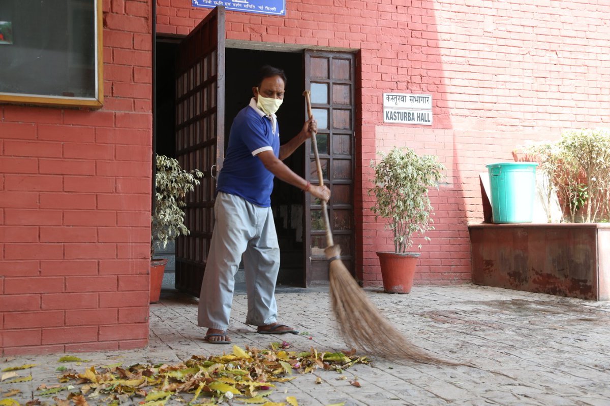 GandhiSmriti_'s tweet photo. Massive #cleanliness drive and disinfecting public places in #Gandhi Darshan complex, Rajghat by GSDS staff and volunteers staying in residential quarters.
#CoronaWarriors #Corona #COVIDー19 #CoronavirusLockdown #CoronaUpdatesInIndia #coronavirusinindia #CleanHandSanitizer https://t.co/6Ccd1NwSXE