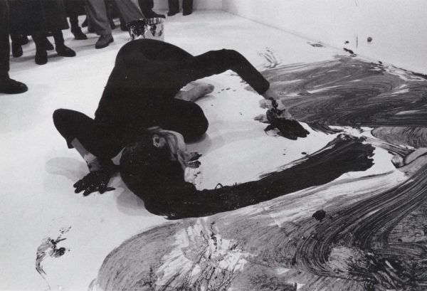 ElephantMag's tweet photo. Janine Antoni, Loving Care, 1993 #ImageOfTheDay

This evocative 1993 performance by Janine Antoni saw the Bahamian–born American artist soak her head in black hair dye, before using it as a mop to paint the floor of the Anthony d’Offay Gallery in London. https://t.co/NKagaqcLS0 https://t.co/Ldf97dmlJQ