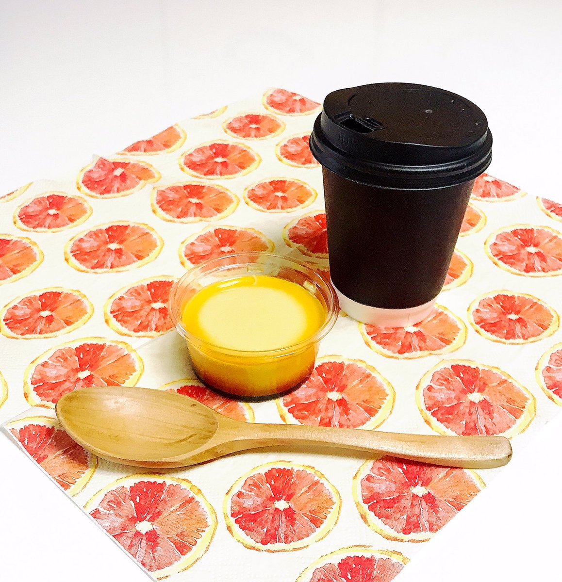 イタリアンプリンとおいしいコーヒーで優勝します スプーンがカレースプーンしかない 二尺のイラスト