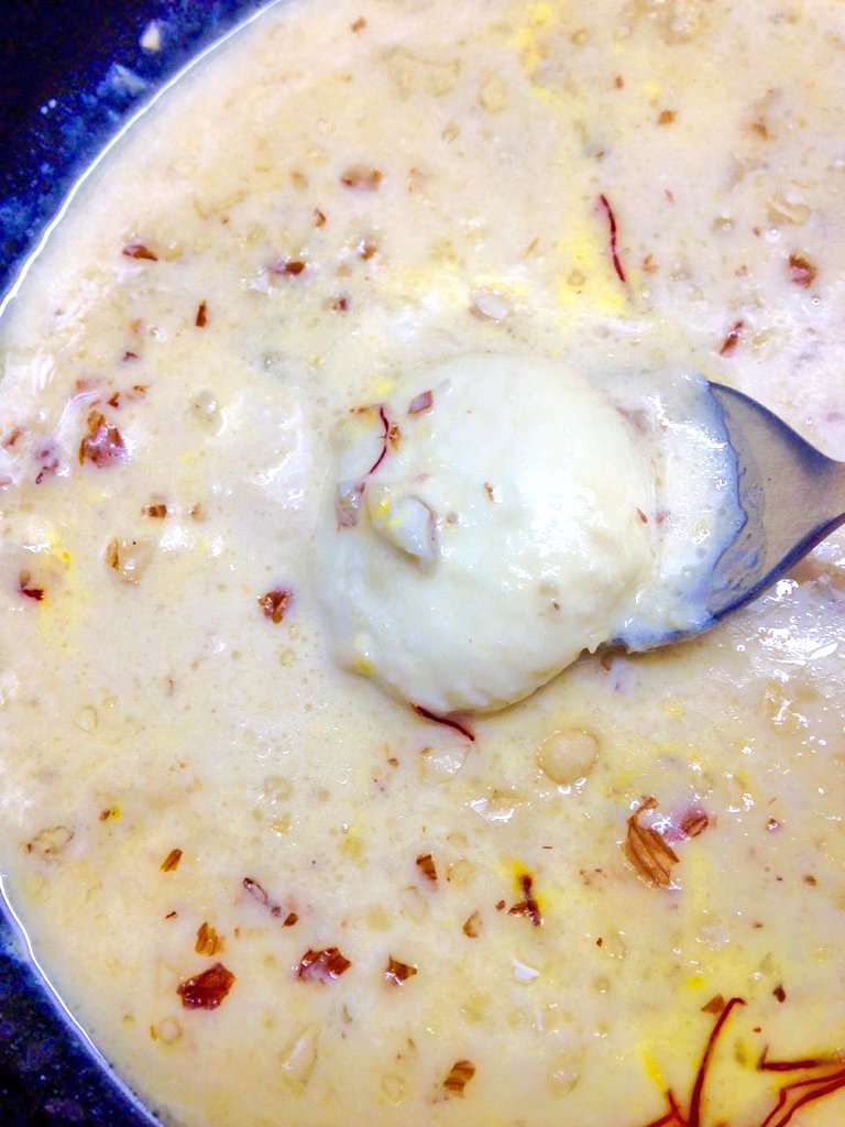 PatrakarKaDhaba's tweet photo. Kesar Rasmalai by *G* π§
#CookEatProsper
#Kesar #Rasmalai #Sweet #Desserts #Wow #Tasty #Indian #Homemade #StayHome https://t.co/qsAp7QcJWm