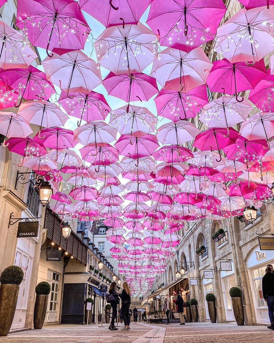 LPMagIn's tweet photo. he Umbrella Sky project has returned to Paris' open-air shopping passage, Village Royal, swapping last year's 800 multi-coloured umbrellas for pink ones! π
#LPMIArmchairTravel #LPMITravelToInspire #VirtuallyVisit #Travel #Paris #Explore #Europe
πΈ @morganhizar https://t.co/bOuCng46XD