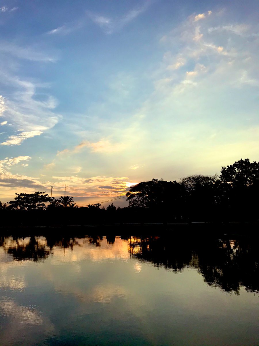 Ririamanda's tweet photo. @zarryhendrik Tahun 2020 : “hitunglah kesedihan-kesedihan itu. biar kau belajar sederhananya bersyukur bahwa langit masih biru dan senja masih jingga” #2020berkata https://t.co/UqZUZVriNk