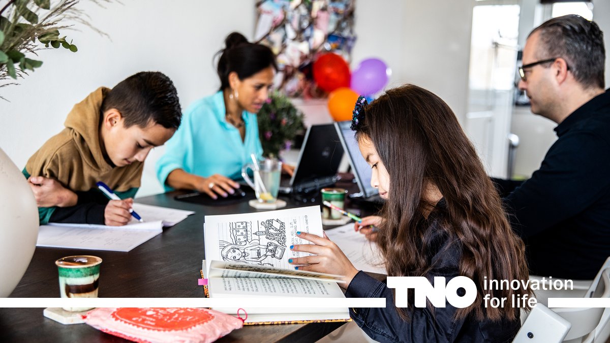 TNO_nieuws's tweet photo. Het is niet altijd makkelijk om geconcentreerd thuis te werken.

Madelon van Hooff, o.a. gespecialiseerd in verveling op het werk en positieve arbeidsmotivatie, geeft nuttige tips in een nieuw #HowAmI #blog. https://t.co/IetfVU818s

#thuiswerken #coronanederland #monitorarbeid https://t.co/apMulPUEs3