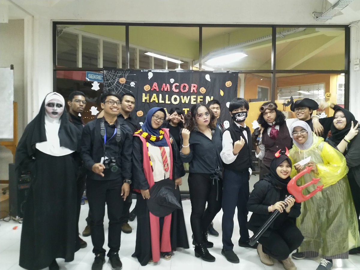 dan setelah 1 tahun menunggu, Nadya dapat kesempatan jadi panitia u/ Halloween party'19!(人*´∀｀)｡*ﾟ+bener² unforgettable sih, soalnya kita ngundang beberapa speakers buat cerita tentang Halloween festivities di kota asal mereka, dan kita punya privilege makan di perpus ehe