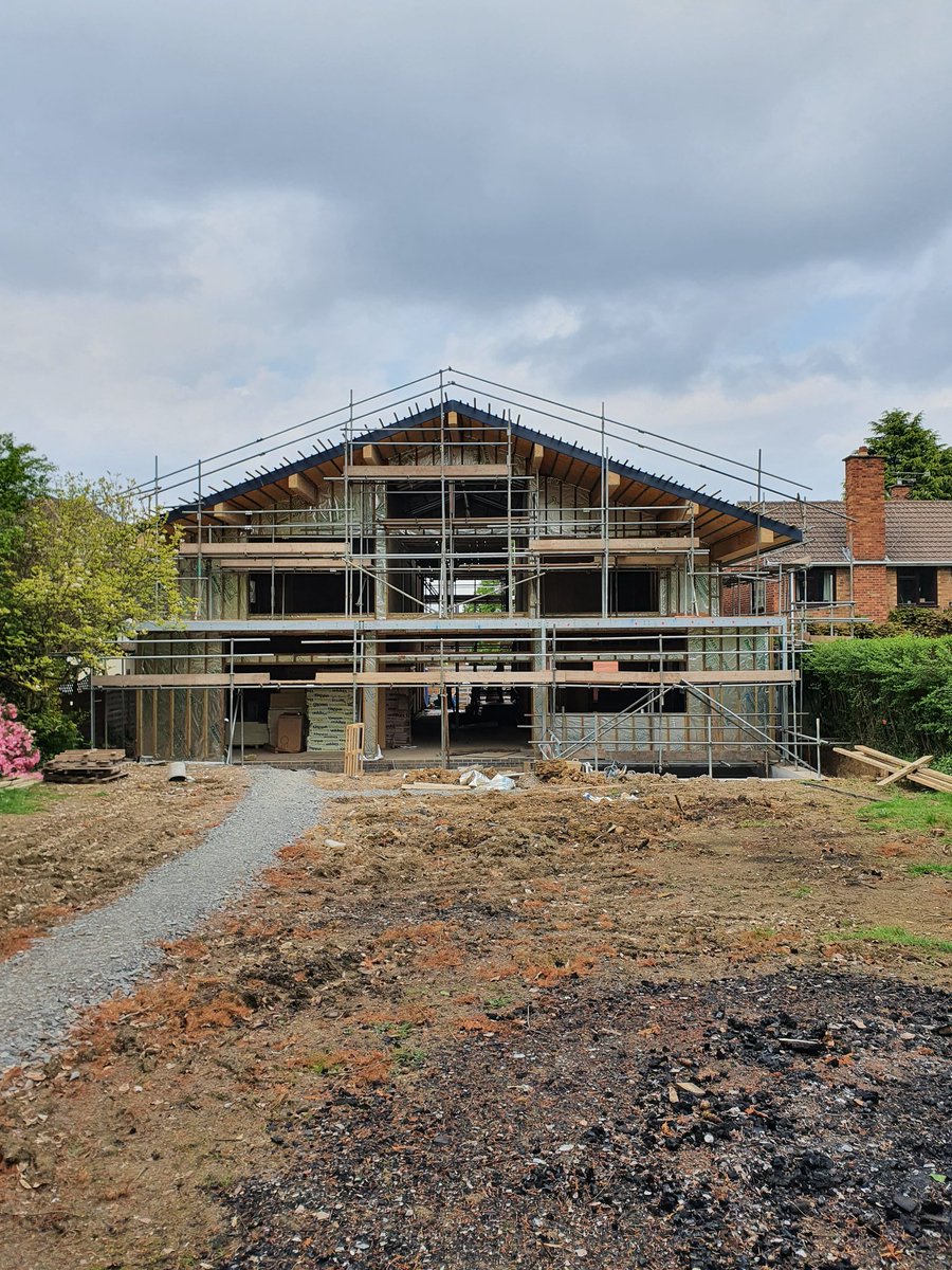 modelprojectsuk's tweet photo. SIPs Stuperstructure complete and preparation for the external cladding.. The house will be super airtight and thermally efficient.. .
.
#creatingbeautifulhomes #newbuildhouse #ecohouse #sips #kingspan #kingspantek #housedesign #newhouse #moderndeisgn #moderhouse https://t.co/GQPY9S9hZ1