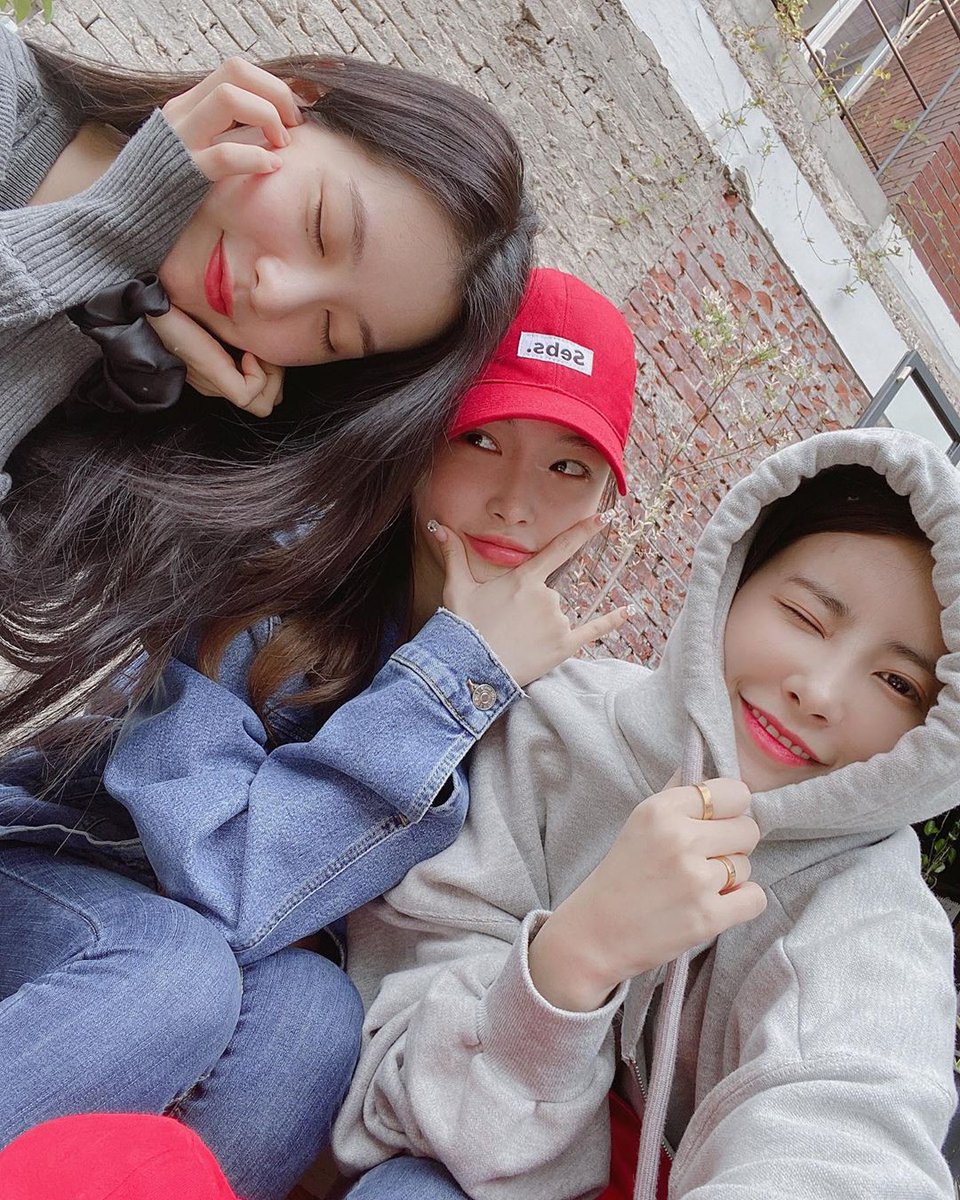 dia_sns's tweet photo. [HYUNSTAGRAM] 200505 khh1995_a IG update https://t.co/Ghw6OedGDd

“Long time no see ✋ (also with Yoo Yeonjung who ran away)”

#다이아 #DIA
#기희현 #희현 #HUIHYEON https://t.co/XhzlW8wEsm