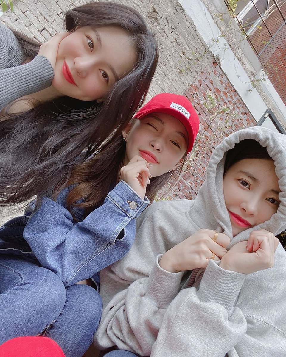 dia_sns's tweet photo. [HYUNSTAGRAM] 200505 khh1995_a IG update https://t.co/Ghw6OedGDd

“Long time no see ✋ (also with Yoo Yeonjung who ran away)”

#다이아 #DIA
#기희현 #희현 #HUIHYEON https://t.co/XhzlW8wEsm