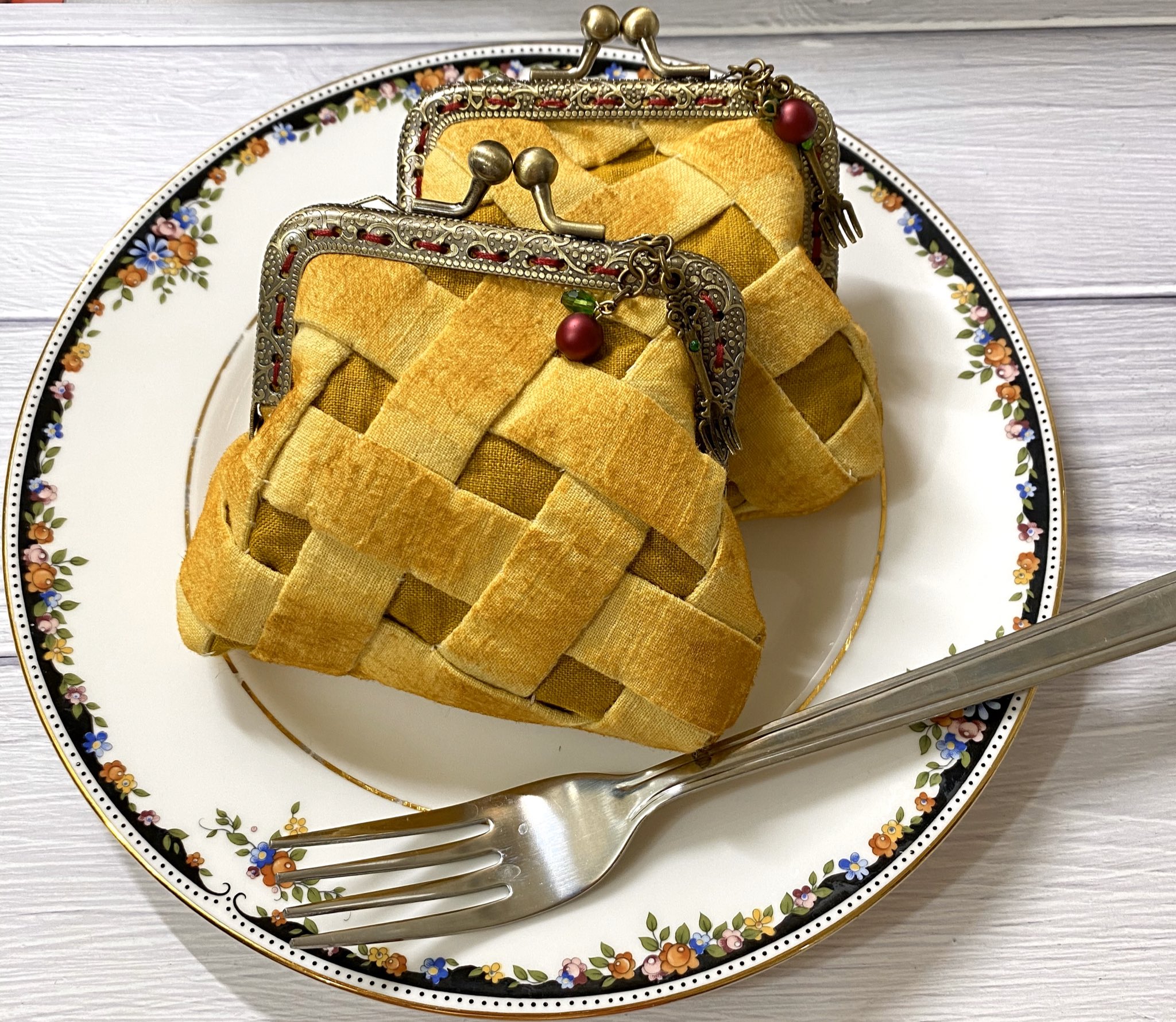 あちゃ丸 アップルパイのがま口できました 手持ちの材料で作ったからちょっと小さいけど りんごのチャームもつけてみました あちゃ丸 アップルパイのがま口できました 手持ちの材料で作ったからちょっと小さいけど りんごのチャームもつけてみました