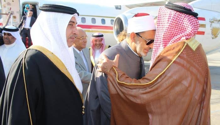 mostafa_hawarg's tweet photo. يعلم الله انا بحب الراجل ده قد ايه وبفتخر اننا عندنا علماء بحجمه وعلمه بس انا عندي سؤال واحد ليه فيديو عمرو اديب طلع دلوقتي مع العلم ان الفيديو من حوالي 6 سنين ياريت اللي عاملين نفسهم مسلمين وبيصطادوا في الميه العكره يبطلوا  ويهدوا لان الناس عارفاكوا كويس   #ادعم_شيخ_الازهر https://t.co/I4pOUHm6Gy