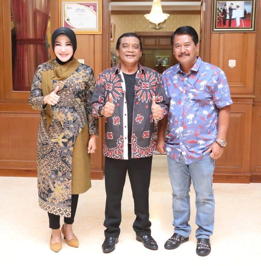 YaniSunarno's tweet photo. Kenangan terakhir tasyukuran bersama sobat ambyar di alun2 klaten,
Selamat jalan Mas @didikempotid...
Karya2mu akan di kenang sepanjang masa.
Semoga husnul khotimah 🤲 https://t.co/HP6kn7Dlbo