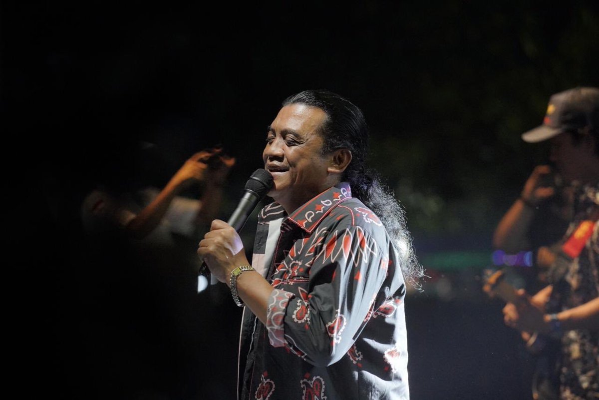 YaniSunarno's tweet photo. Kenangan terakhir tasyukuran bersama sobat ambyar di alun2 klaten,
Selamat jalan Mas @didikempotid...
Karya2mu akan di kenang sepanjang masa.
Semoga husnul khotimah 🤲 https://t.co/HP6kn7Dlbo