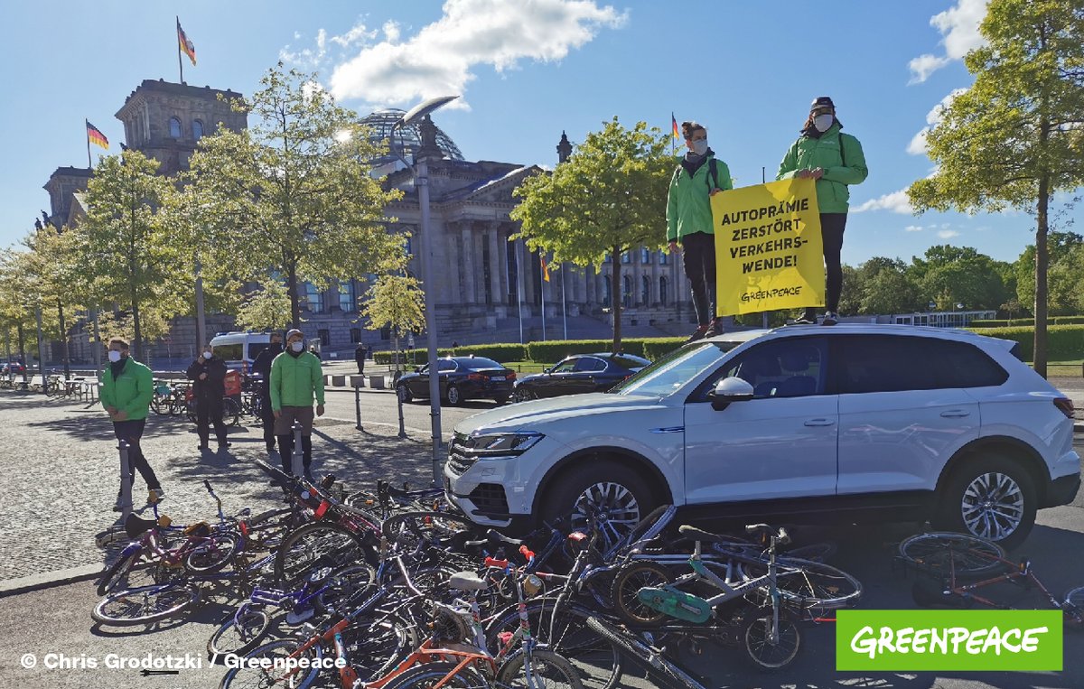 greenpeace_de's tweet photo. Autohersteller wie @vwGroup fordern von Kanzlerin Merkel #Kaufprämie|n. Die #Abwrackprämie 2009 war wirtschaftlich &amp; ökologisch ein Desaster. Diesmal können wir es besser machen: Wenn wir in die #Verkehrswende investieren, sichern wir Arbeitsplätze&amp; schützen das Klima.#Autogipfel https://t.co/z3Qixw0QoE