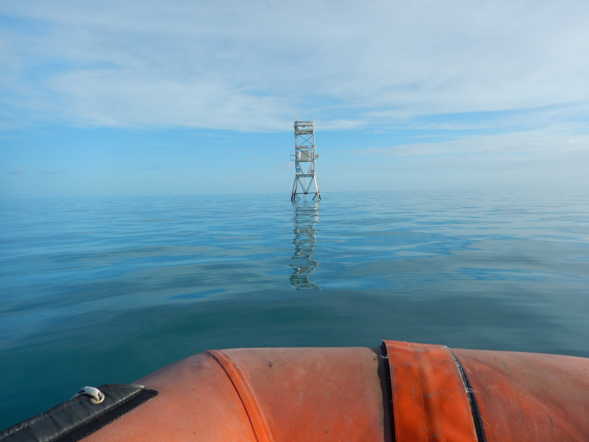 aims_gov_au's tweet photo. AIMS field techs carried out routine servicing of the Davies Reef weather stations last week from #RVSolander. Our network of in-water stations are the only in-situ real-time #ocean and #weather data available the #GreatBarrierReef.

Check out the data: https://t.co/LkZeNZQyoR https://t.co/HTyaLsC3LE