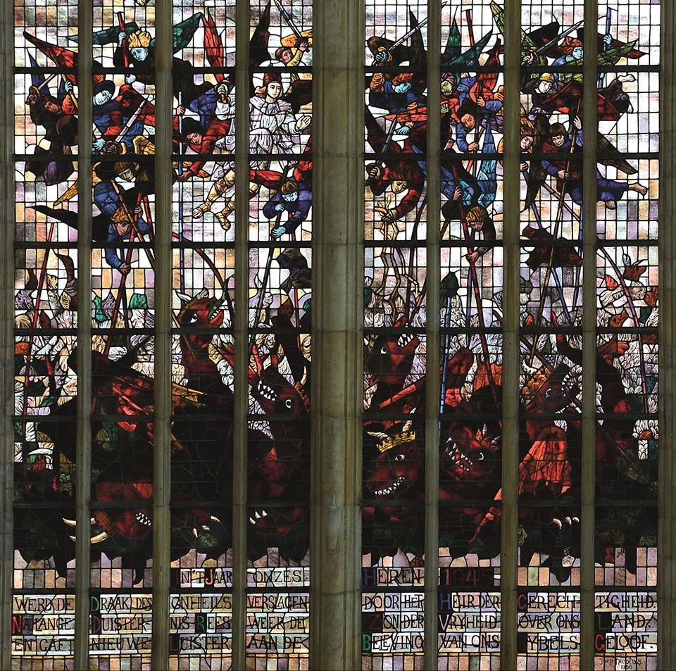 BEVRIJDINGSDAG!
Om in het kroonjaar 2020 extra stil te staan bij de bevrijding, een goede detailfoto van het Bevrijdingsraam. Centraal staat de tekst uit Openbaring 12: 7-12. 
De draak des onheils wordt verslagen door het heir der gerechtigheid.