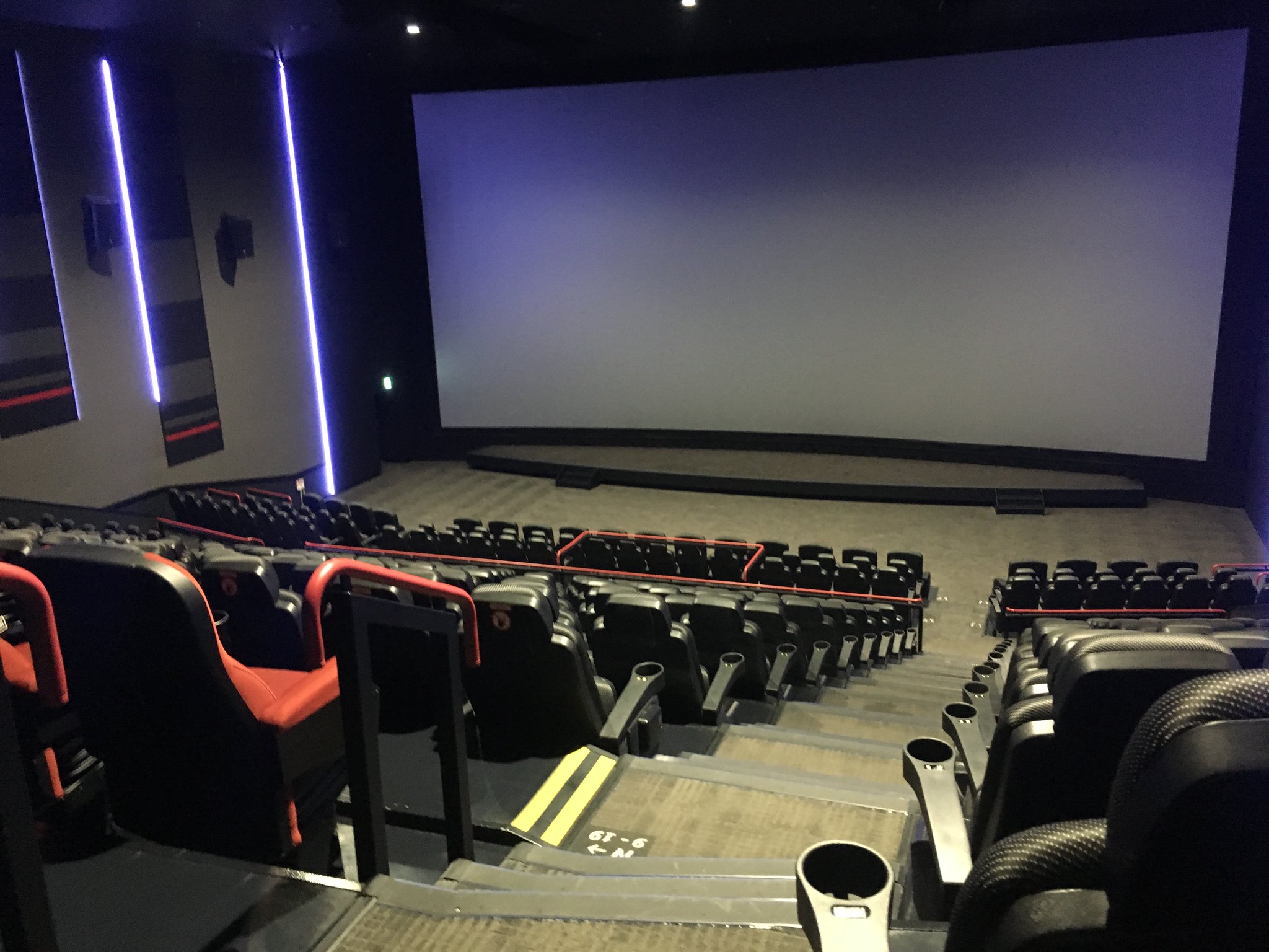 イオンシネマ和歌山 座席1席空けての営業を継続中 V Tvittere 当館のultiraスクリーンです やはり映画 が上映していないのは寂しいですが 休業中 というよりは 再開 に向けての準備期間だとポジティブに捉えて ゆっくり休ませております 早く映画が観たい