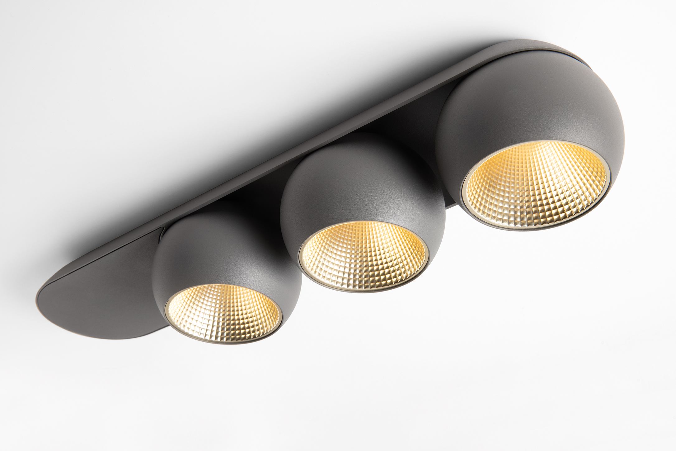 Modular Lighting Instruments på Twitter: surface| and wires are kept neatly out of sight thanks to the unique magnetic Available with interchangeable magnetic reflectors in aluminum, champagne or