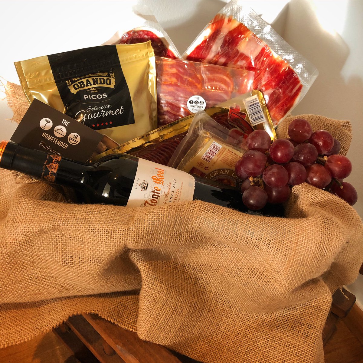 TheHomeTender's tweet photo. Nuestros lotes de ibéricos han resultado ser un éxito. Los añadimos a nuestro catálogo virtual donde podréis escoger los varios modelos que tenemos. Especial para regalar sin salir de casa, nosotros lo entregamos. https://t.co/ve0P1WAvSS
