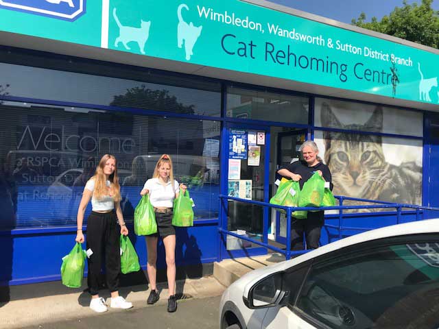 CompanionLifeUK's tweet photo. @RSPCA_official teams up with foodbanks to provide vulnerable owners with food for their pets - https://t.co/eKijnp0IC3 https://t.co/4vIPoYoMZp