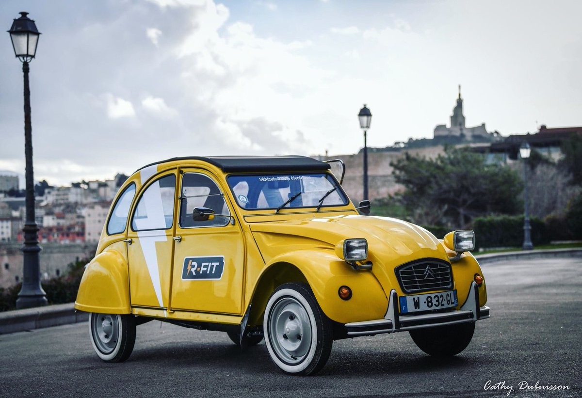2CV_MEHARI_CLUB's tweet photo. #2cv électrique devant La bonne mère (Notre Dame de la garde Marseille) sur #Marseille 😁

#Retrofit #RFIT #ElectricKit #KitdeConversion https://t.co/XhqcC90sUl