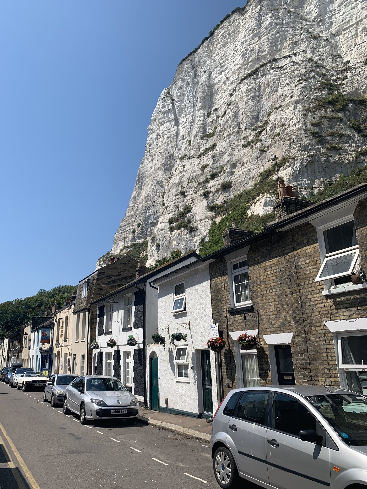 シモダアサミ White Cliffs Of Dover 本当に白い崖 生まれて初めて見る白い崖に感動 あまりに気に入りすぎて二日連続で行ってしまった ここではなぜか私のiphoneの時計はフランス時間になっていました 私の英国一押しスポット