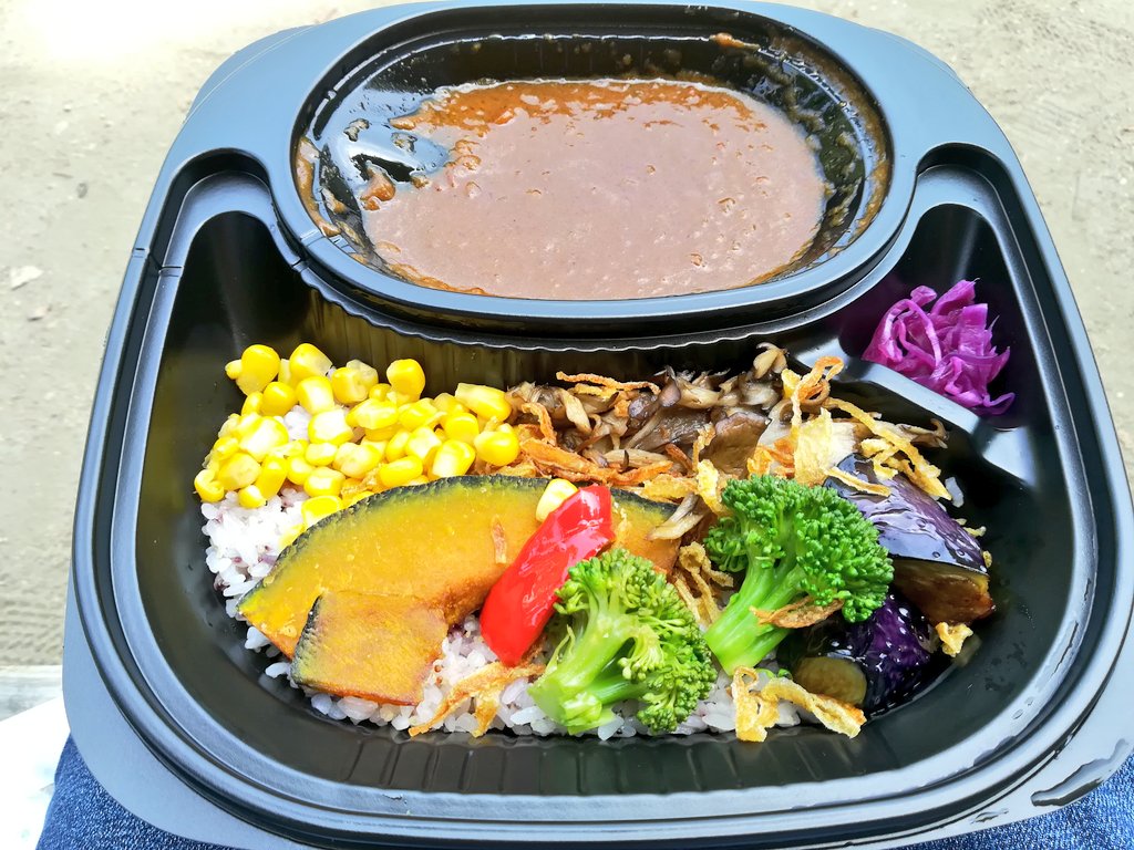 Nao در توییتر ロイヤルホストのベジタブルカレーをテイクアウト スパイスがきいた美味しかったです 明日5 6までテイクアウトのみで オフで提供 今日のランチ プラントベース