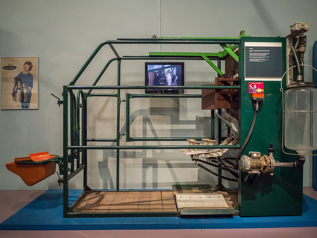 cow_coach's tweet image. 37 jaar geleden werd in Nederland de eerste koe in een #melkrobot gemolken. Het principe is hetzelfde gebleven, maar de techniek is er wel veel op vooruit gegaan!👍