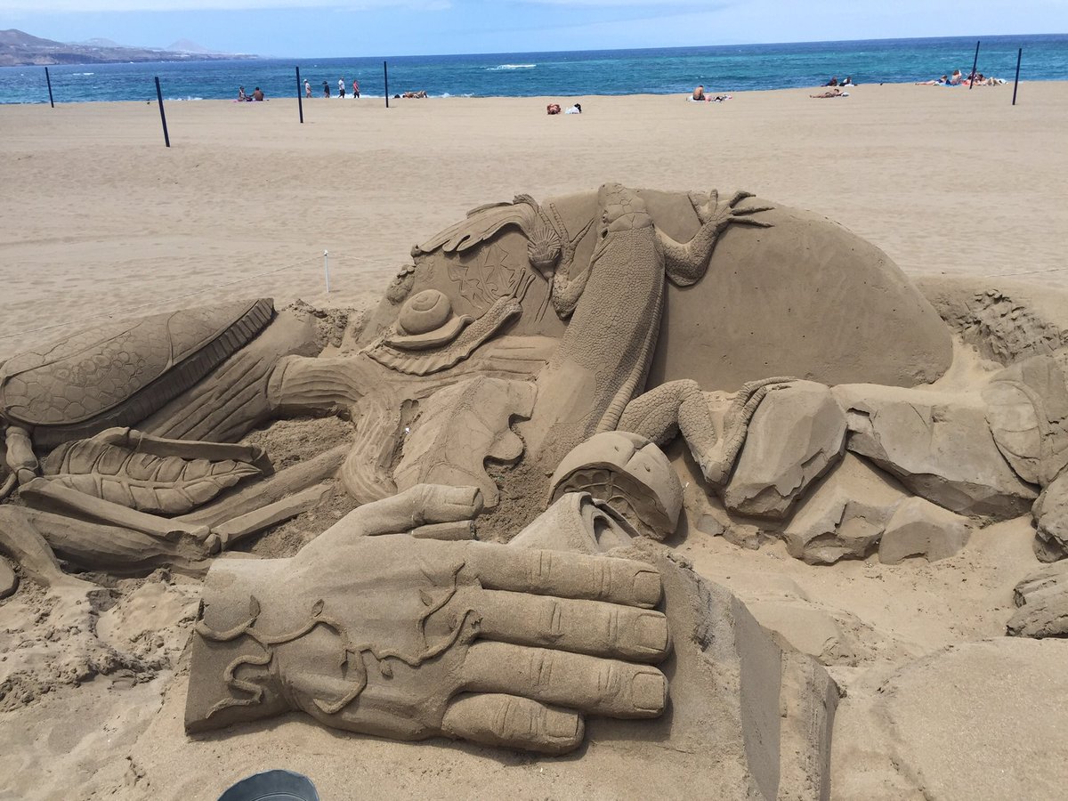 NipperLife's tweet photo. #TuesdayThoughts #OTD last year we were in #LasPalmasDeGranCanaria - lovely day strolling along the beach #sandsculpture #cruises #nipperlife https://t.co/mGtGUi8af0