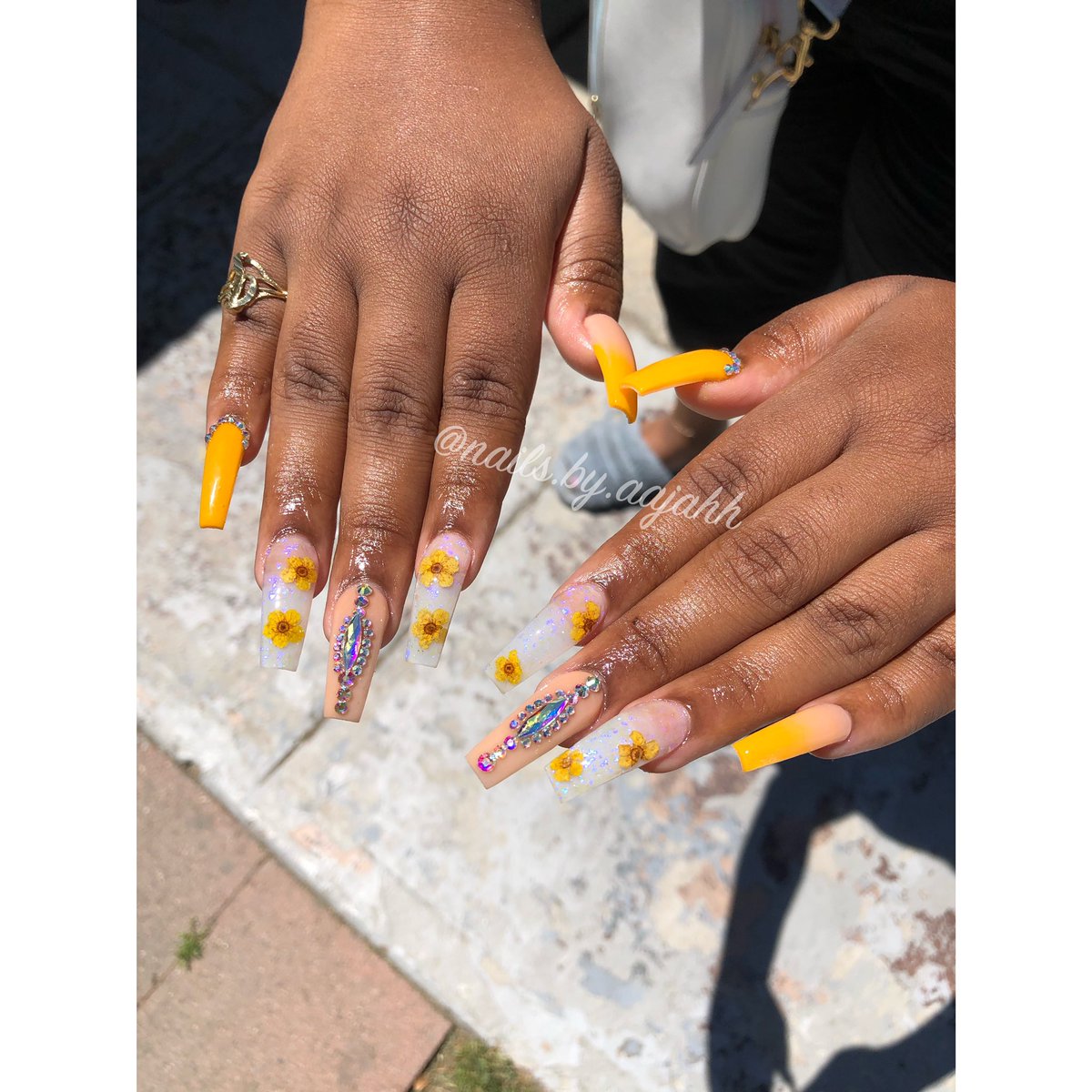nailsbyaajahh's tweet photo. Summer time is coming up !! 🌞😍💅🏽
#nailtech #ienailtech #summer2020 #yellowombre #yellownails #encapsulatedflowers #diamonds #nailsbyaajahh👑 #IEnailtech #nailsonfleek #acrylicnails #nailsnailsnails #trusttheprocess #sanbernardino #sanbernardinonailtech #ie https://t.co/U935YKzJfi
