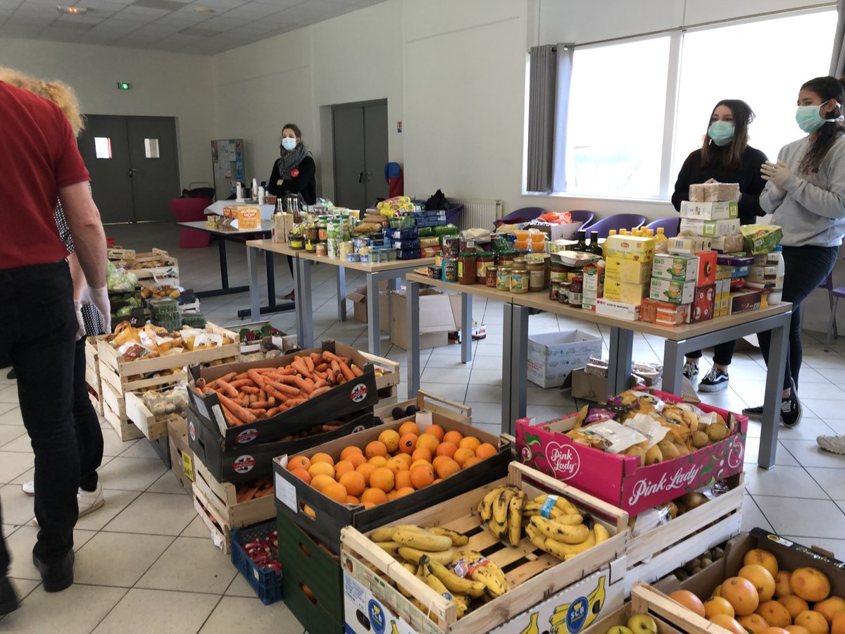UnivLaRochelle's tweet photo. 🍎 [#Solidarité]

👍 Lundi et jeudi, 230 étudiant·es sont rentré·es chez eux·elles avec des fruits, des légumes et des denrées sèches. 

🍽️ Jeudi, 100 plats variés préparés par le restaurateur Franck Comot ont été distribués.

#Merci à tous et toutes 🤝
#DistributionAlimentaire https://t.co/3f4kuF57Q1