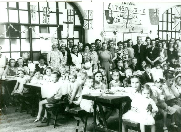 warkslibraries's tweet photo. This VE Day photograph is from our local history collection at #NuneatonLibrary. We think it's Stockingford School.
We would love to see your photos of VE Day celebrations. If you'd like to share them, please e-mail librarylocalstudies@warwickshire.gov.uk
#LibrariesFromHome https://t.co/RzKrf4OLSc